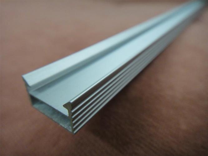 槽条铝型材  > 工业铝型材槽条 槽条铝型材厂家 氟碳漆  产品编号